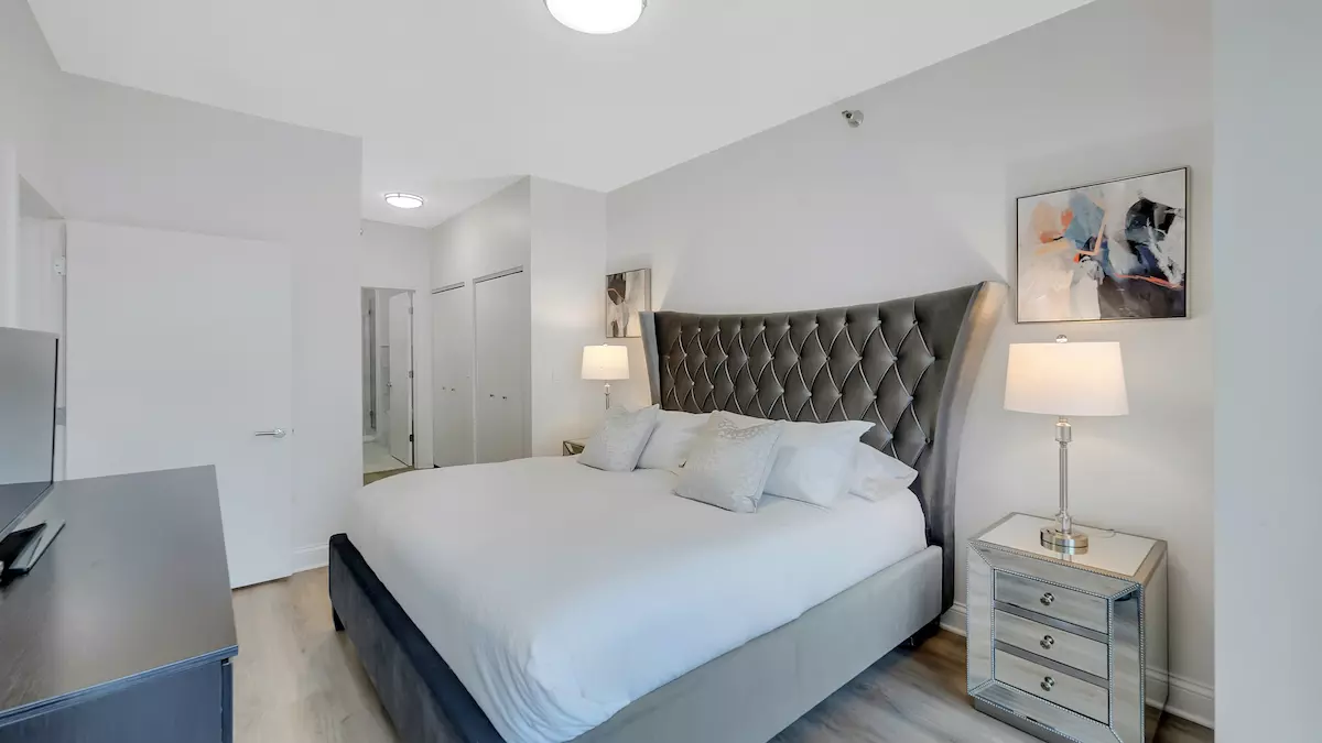Modern corporate rental apartment in Chicago featuring LED flat-screen TV and premium furnishings in a bedroom.