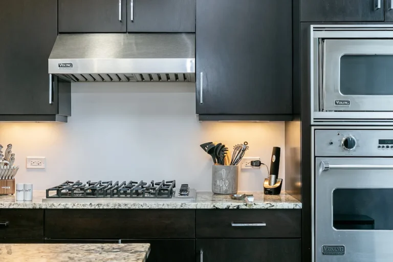 Modern fully furnished apartment with a fully equipped kitchen representing a nearby ready-to-rent unit.