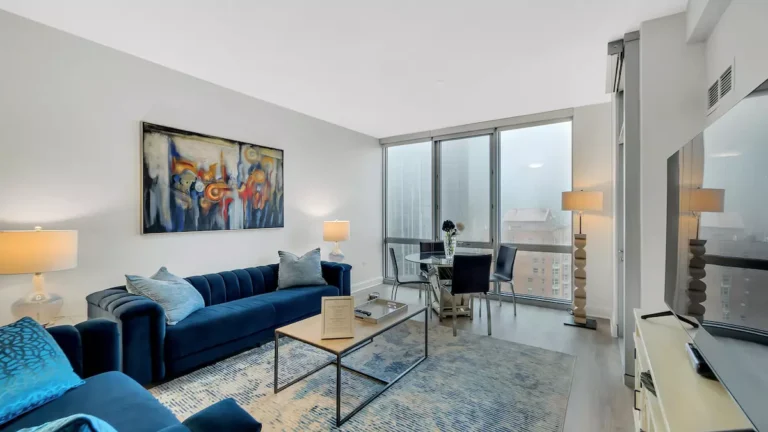 Modern corporate housing in Chicago featuring high-quality LED flat-screen TV and luxury furnishings.